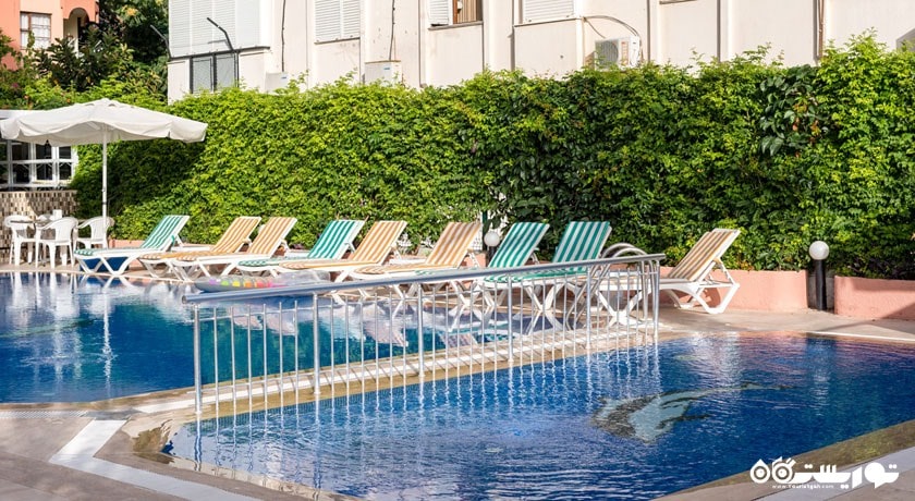 نمای استخر روباز هتل